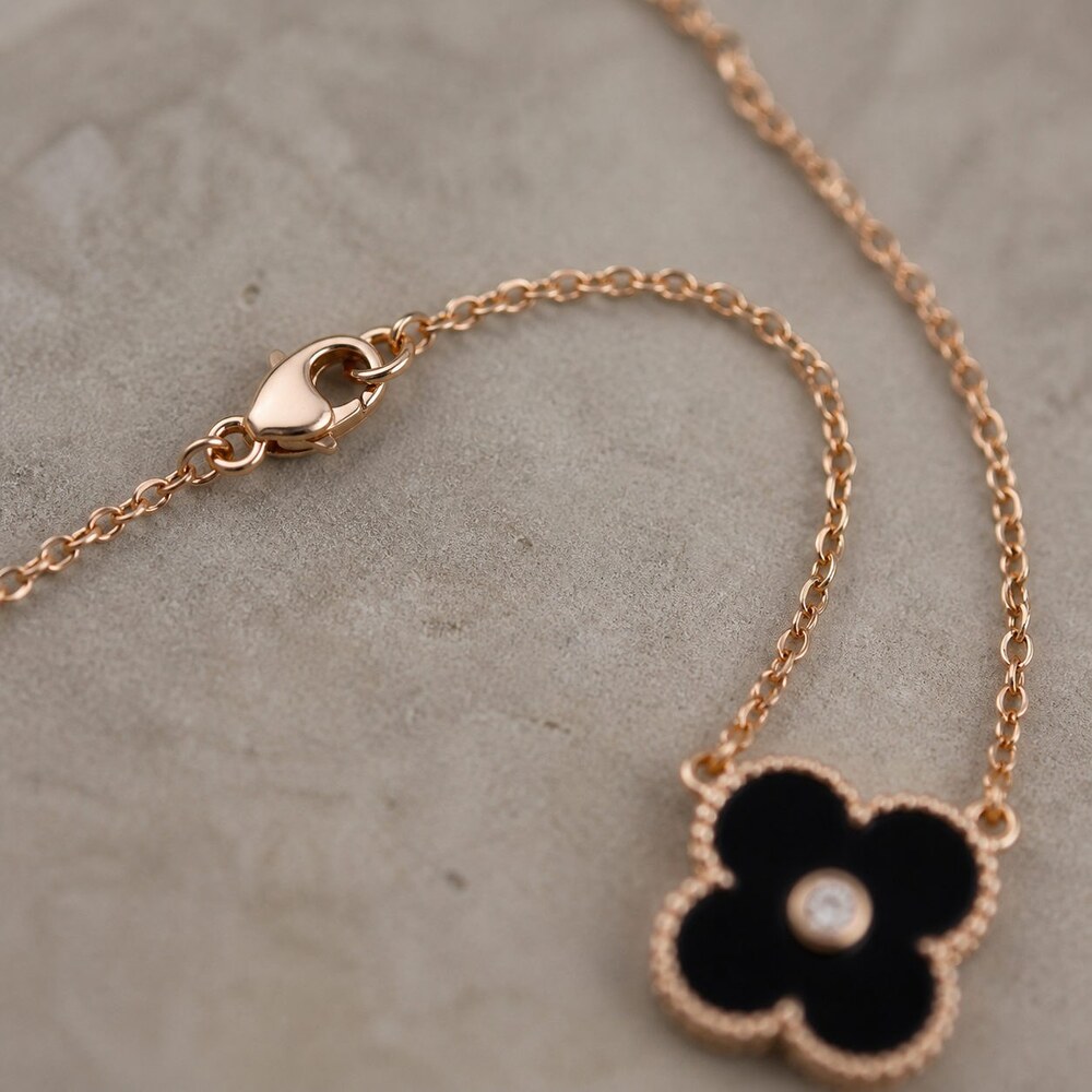 Van Cleef & Arpels Elegant Signature Necklace Style 5 | New with Box - Picture 6 of 9